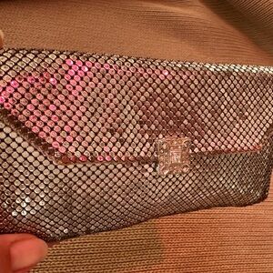 Whiting & Davis petit clutch. Signature silver. Excellent vintage condition.
